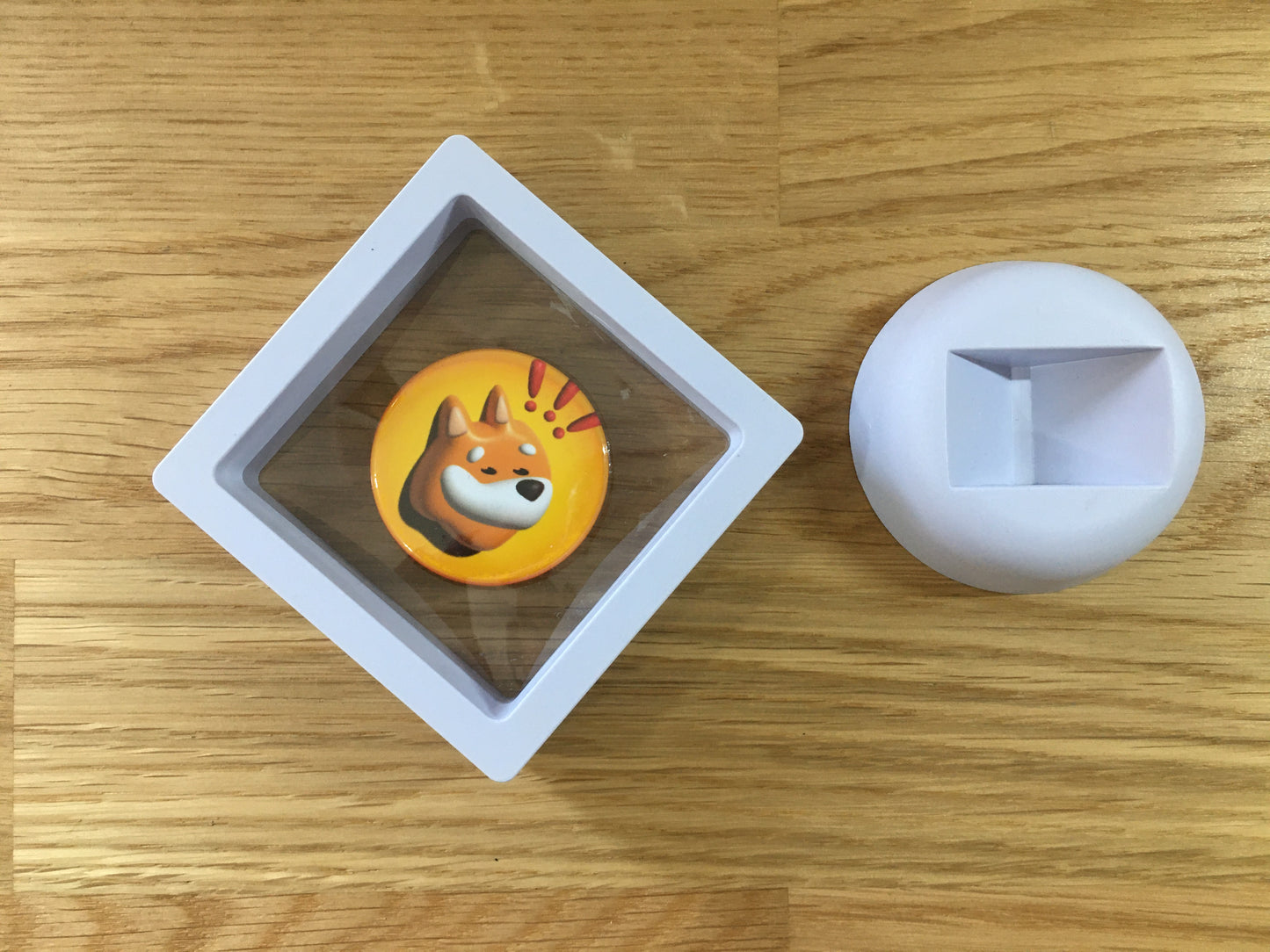Expositor Bonk 3D com Moeda – Peça Decorativa para Setup Cripto
