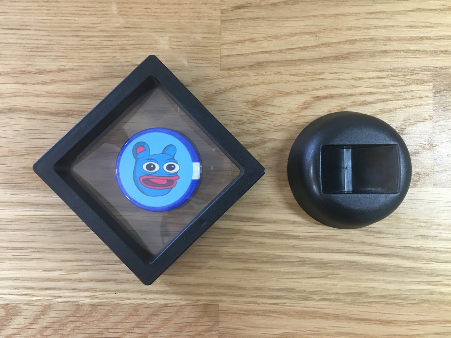 Expositor Brett 3D com Moeda – Peça Decorativa para Setup Cripto