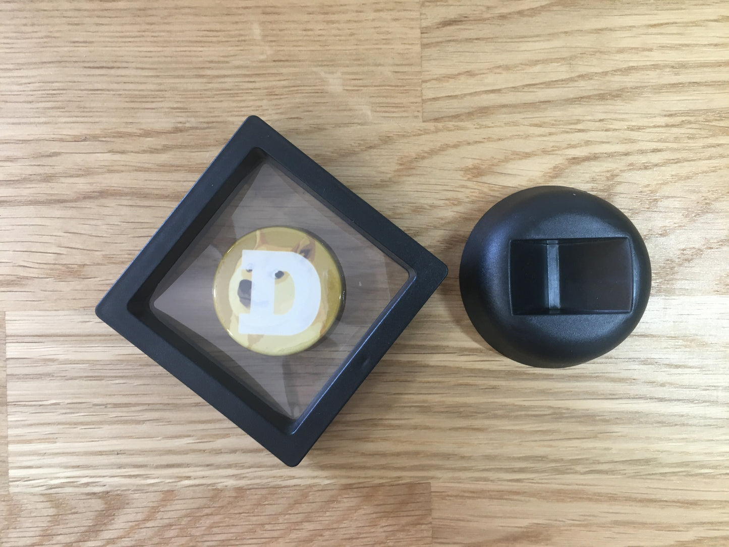 Expositor Doge 3D com Moeda – Peça Decorativa para Setup Cripto
