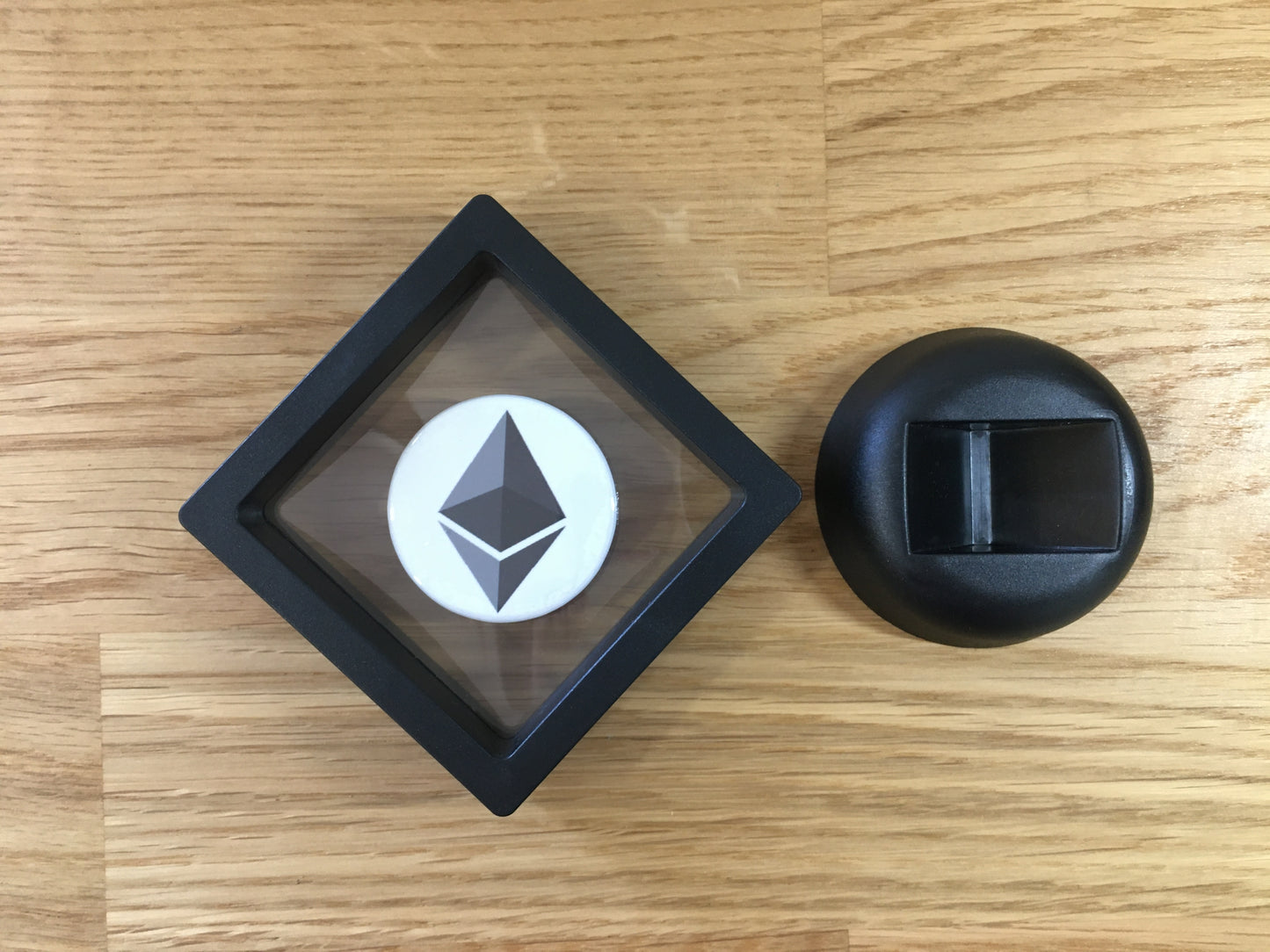 Expositor Ethereum 3D com Moeda – Peça Decorativa para Setup Cripto