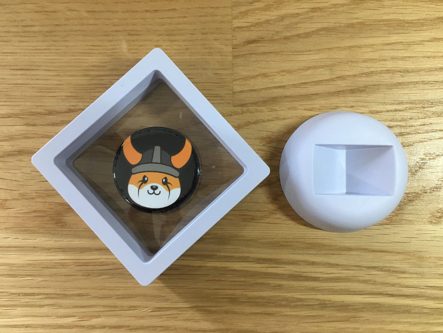 Expositor Floki 3D com Moeda – Peça Decorativa para Setup Cripto