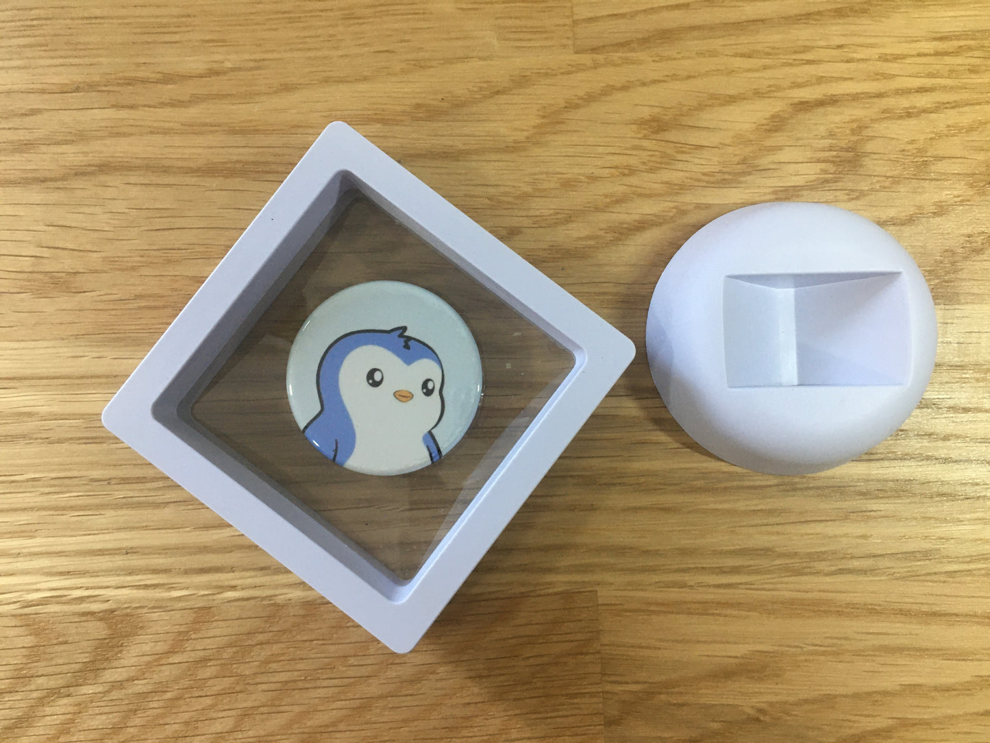 Expositor Pengu 3D com Moeda – Peça Decorativa para Setup Cripto