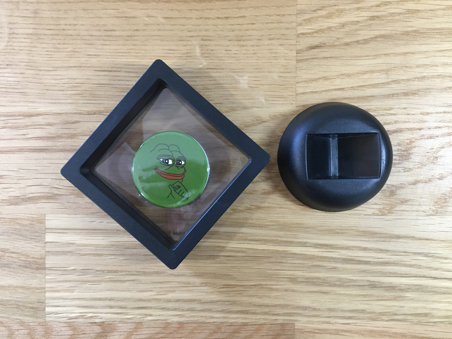 Expositor Pepe 3D com Moeda – Peça Decorativa para Setup Cripto