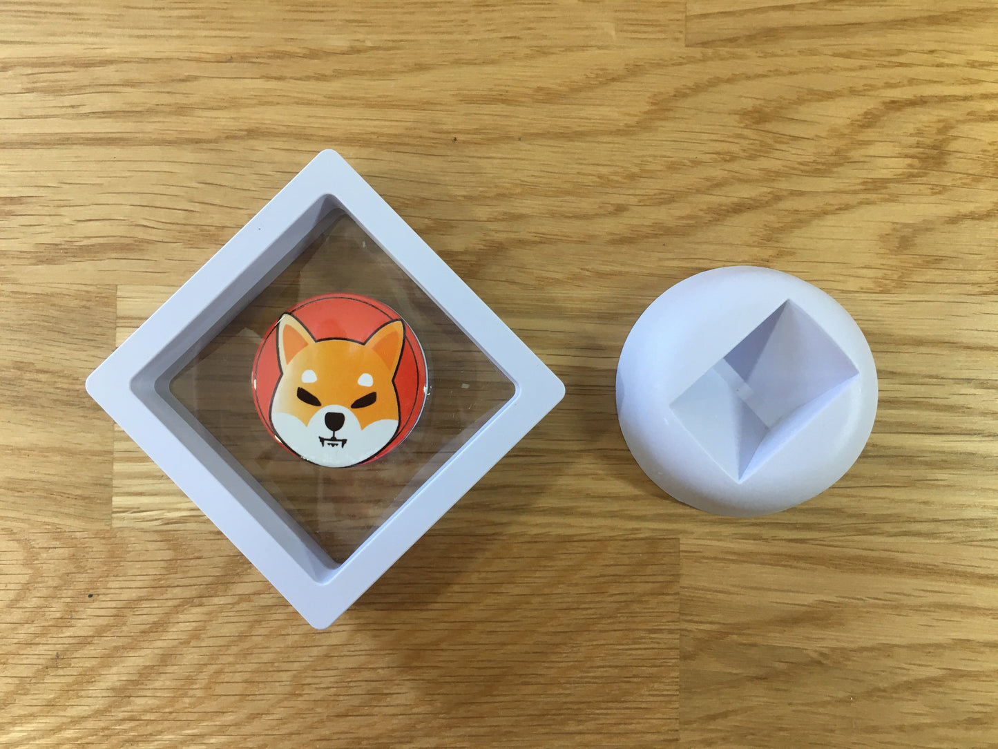 Expositor Shib 3D com Moeda – Peça Decorativa para Setup Cripto