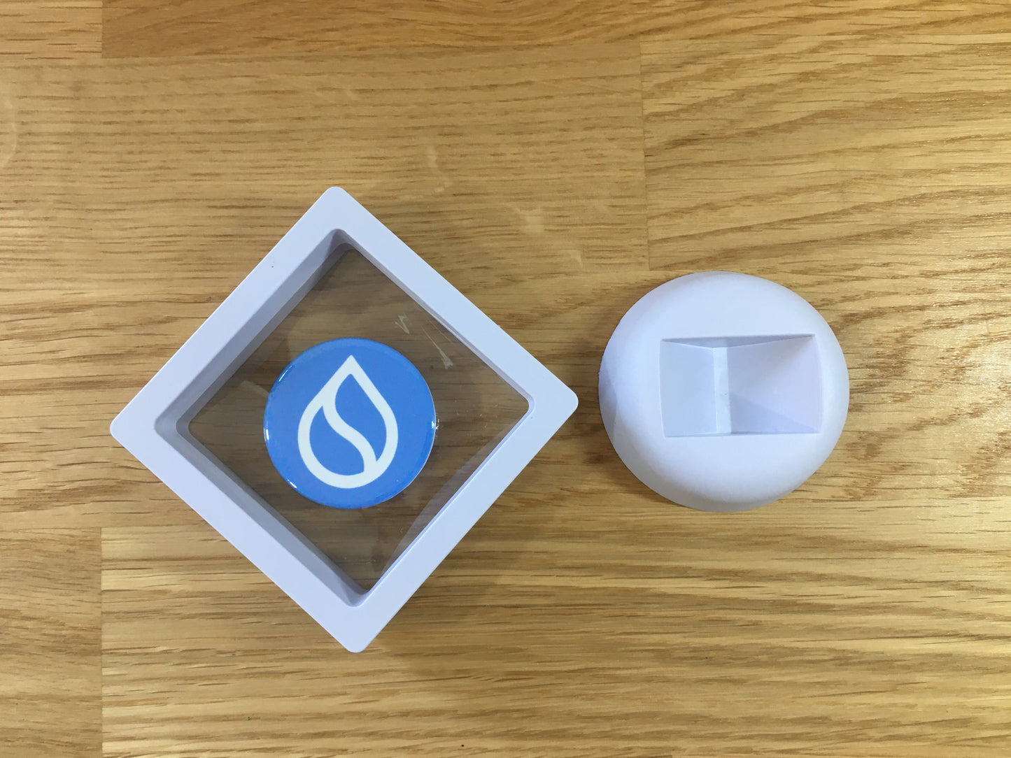 Expositor Sui 3D com Moeda – Peça Decorativa para Setup Cripto