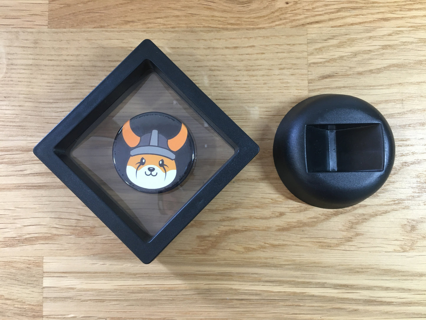 Expositor Floki 3D com Moeda – Peça Decorativa para Setup Cripto