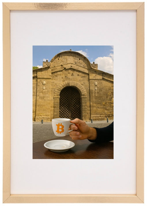 Moldura bege Nicósia alusivo à criptomoeda bitcoin