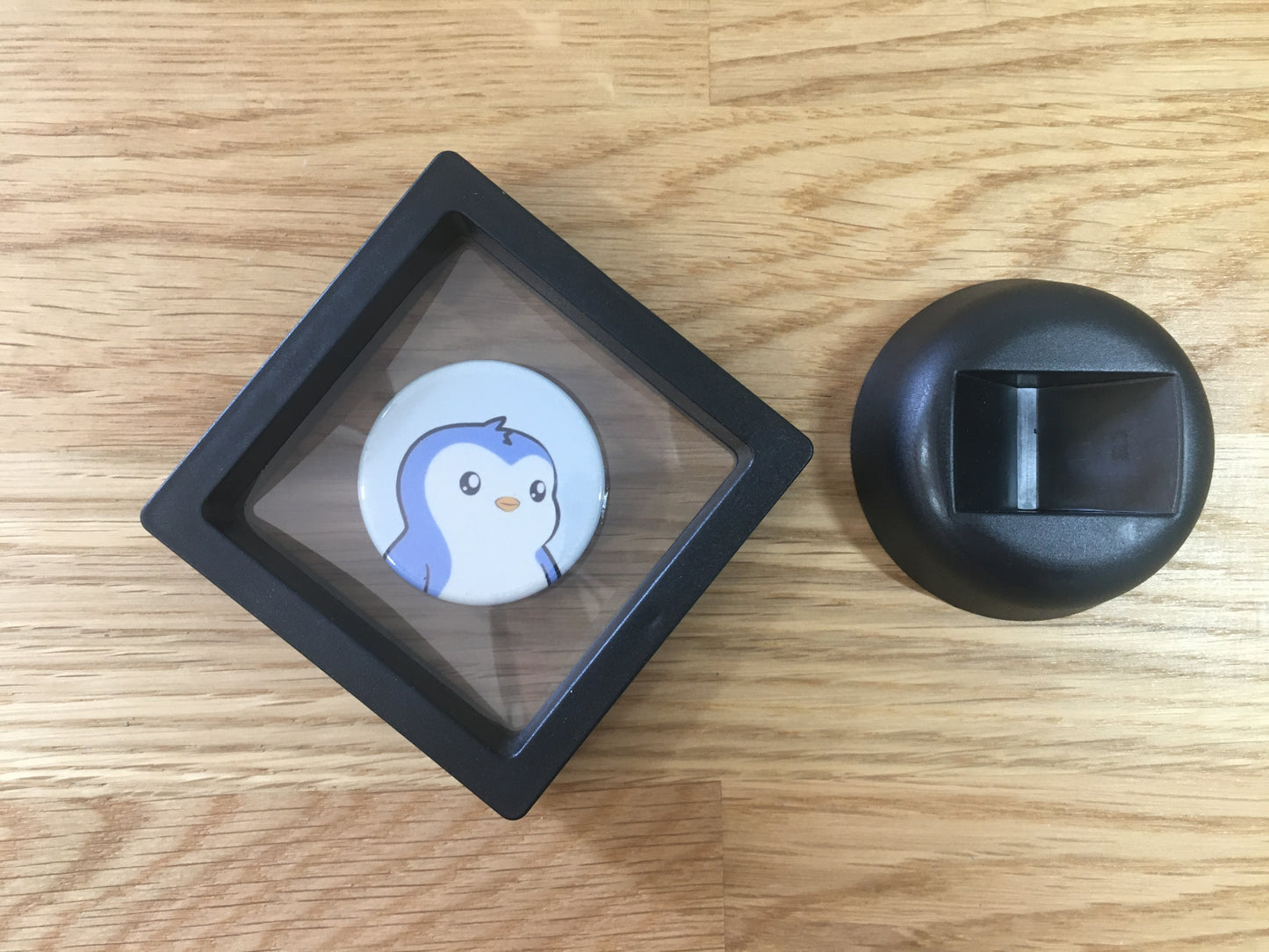 Expositor Pengu 3D com Moeda – Peça Decorativa para Setup Cripto