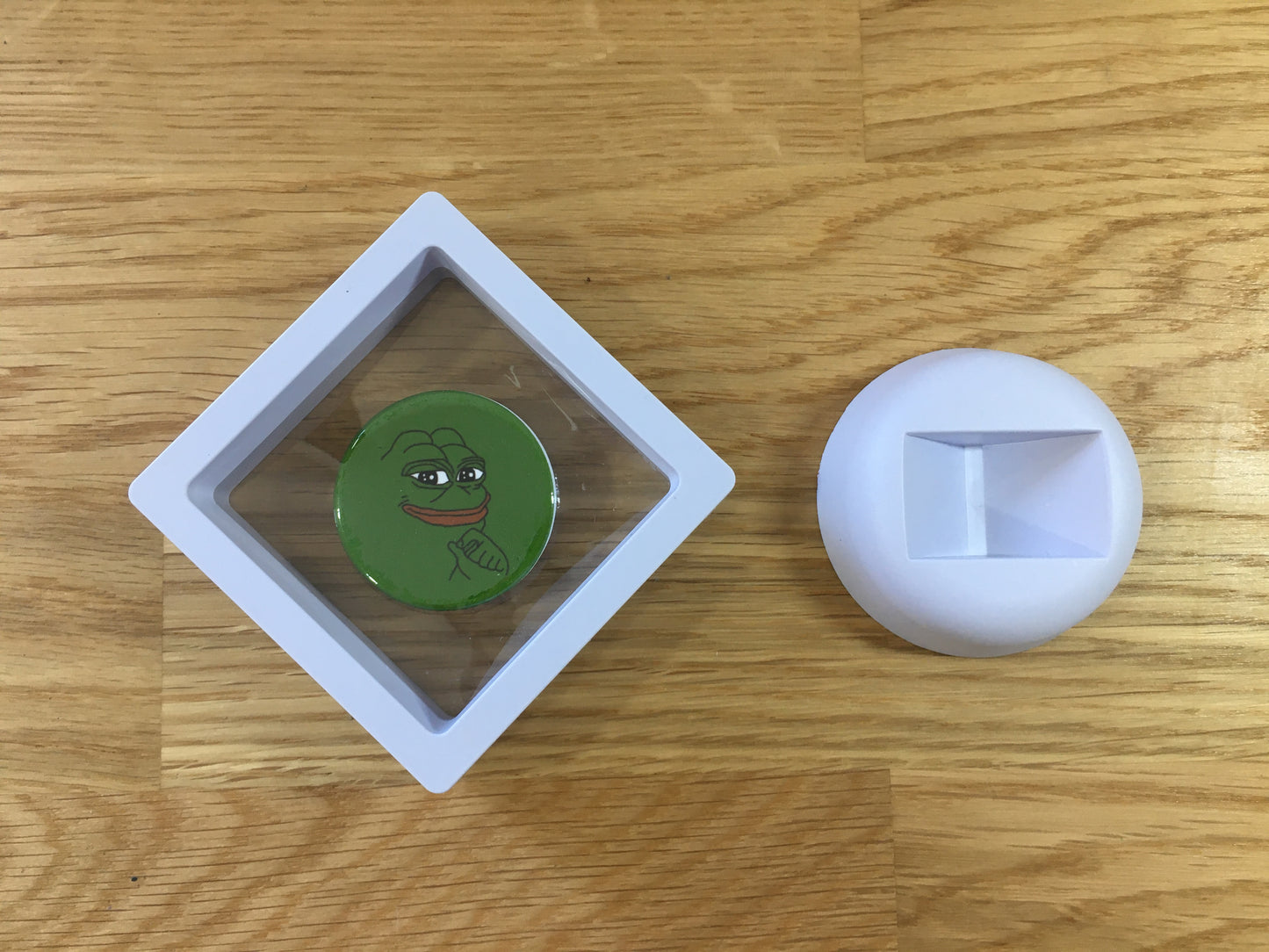 Expositor Pepe 3D com Moeda – Peça Decorativa para Setup Cripto