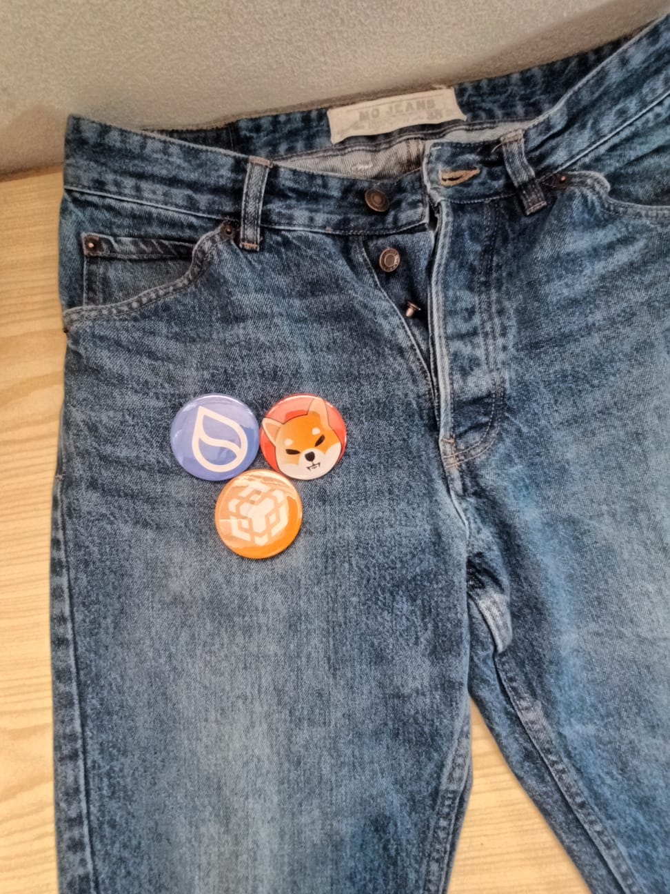 pins para uso em calcas, camisolas, bones das diversas criptomoedas. bitcoin, ethereum, aerodrome, ondo, sui, xrp, cardano