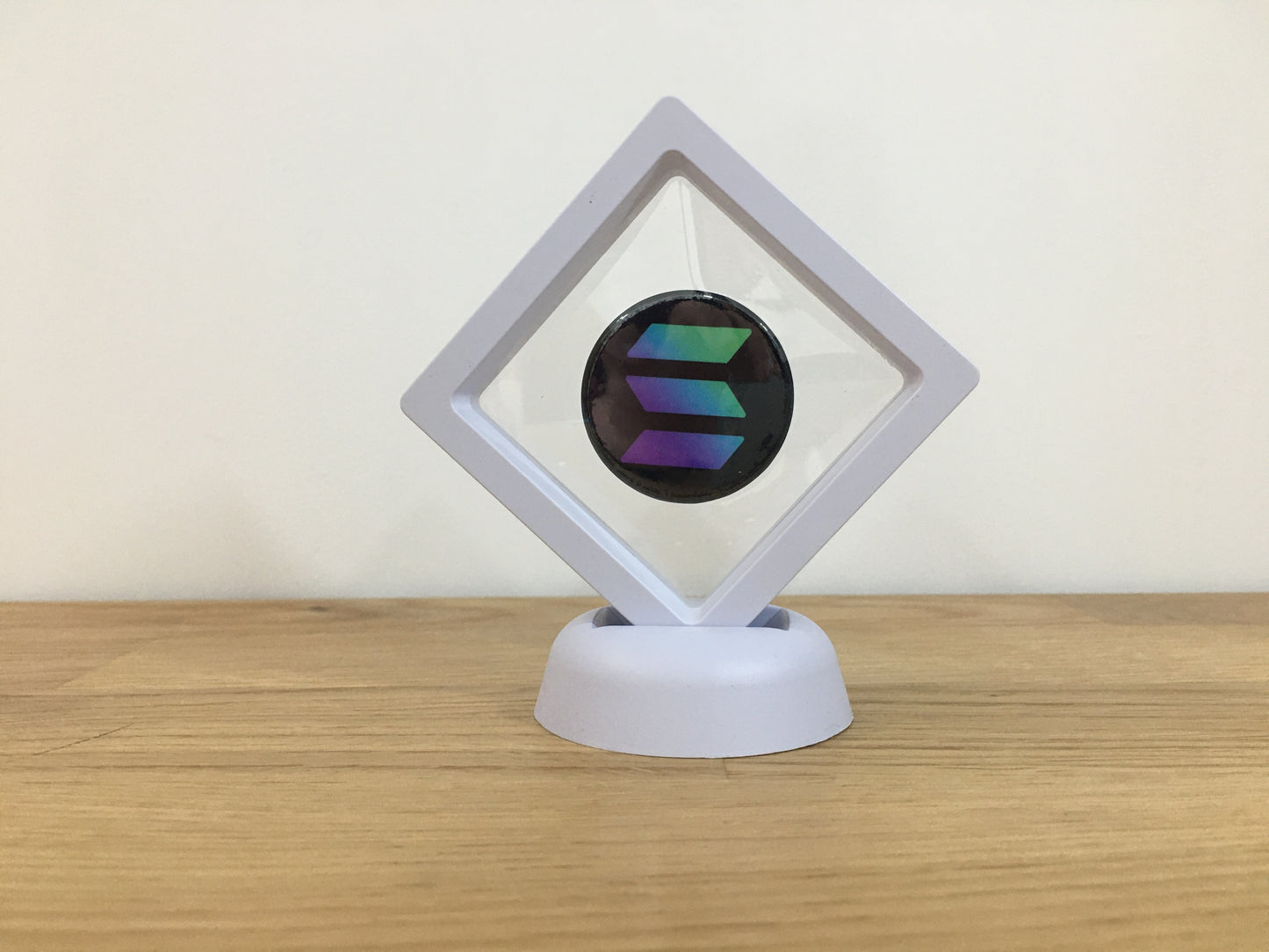 Expositor Solana 3D com Moeda – Peça Decorativa para Setup Cripto