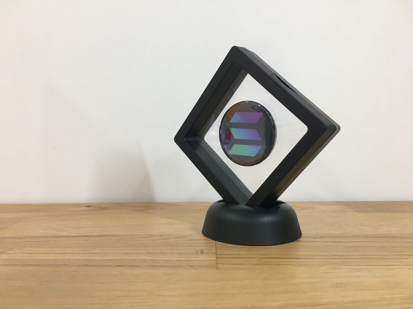 Expositor Solana 3D com Moeda – Peça Decorativa para Setup Cripto