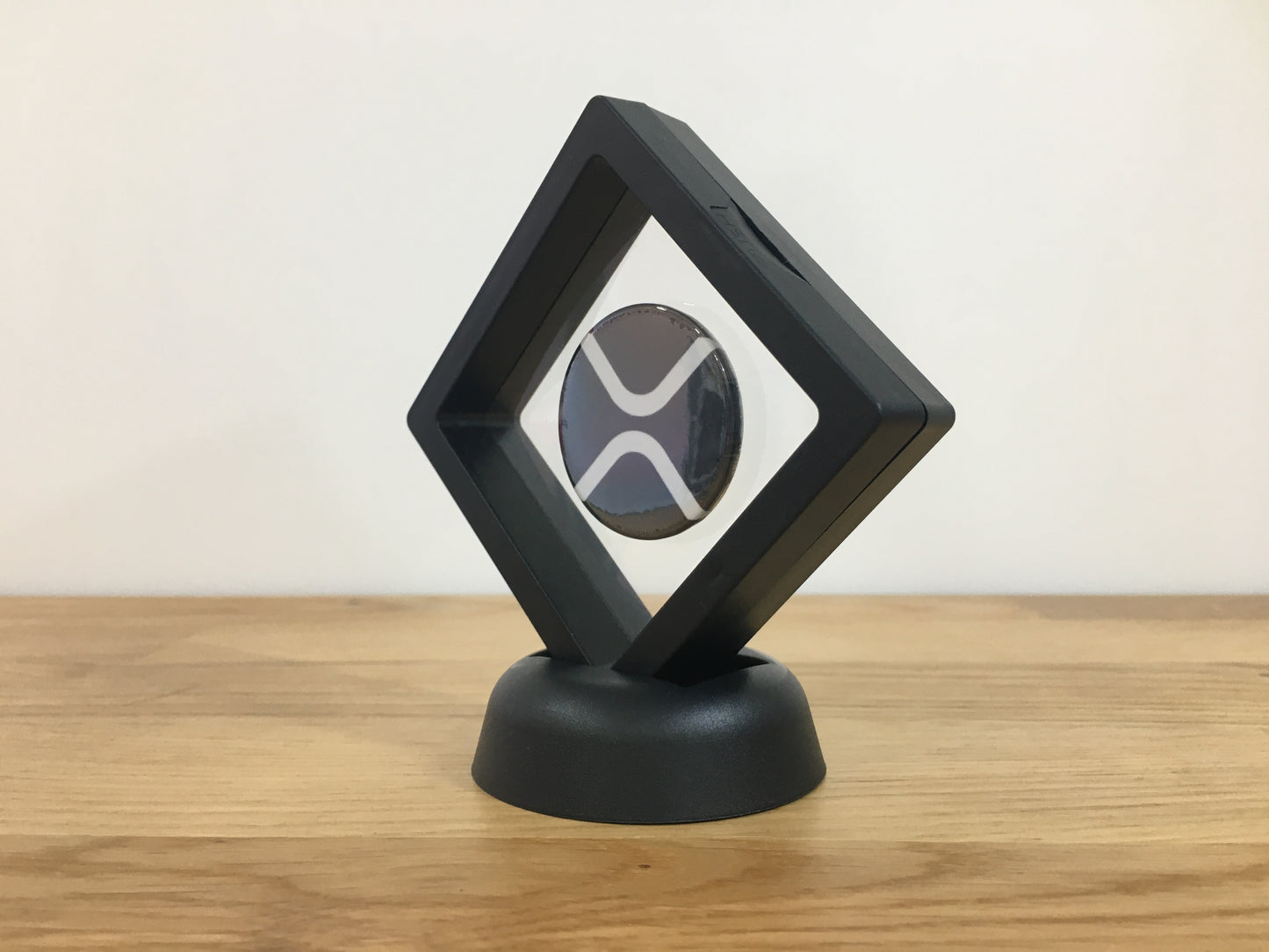 Expositor XRP 3D com Moeda – Peça Decorativa para Setup Cripto