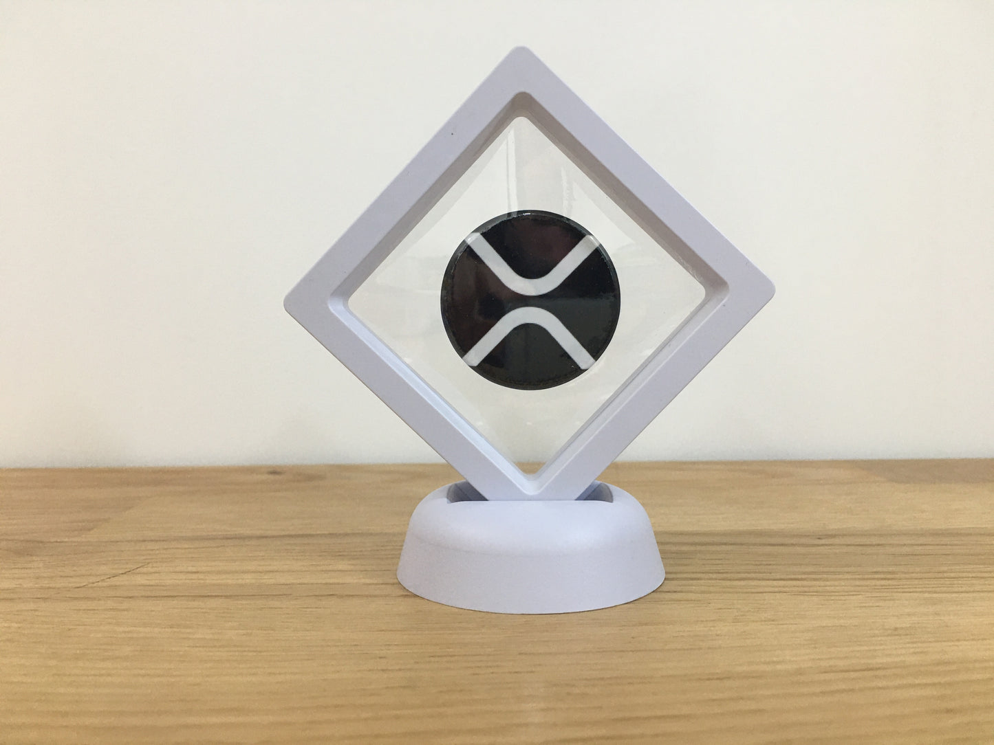Expositor XRP 3D com Moeda – Peça Decorativa para Setup Cripto