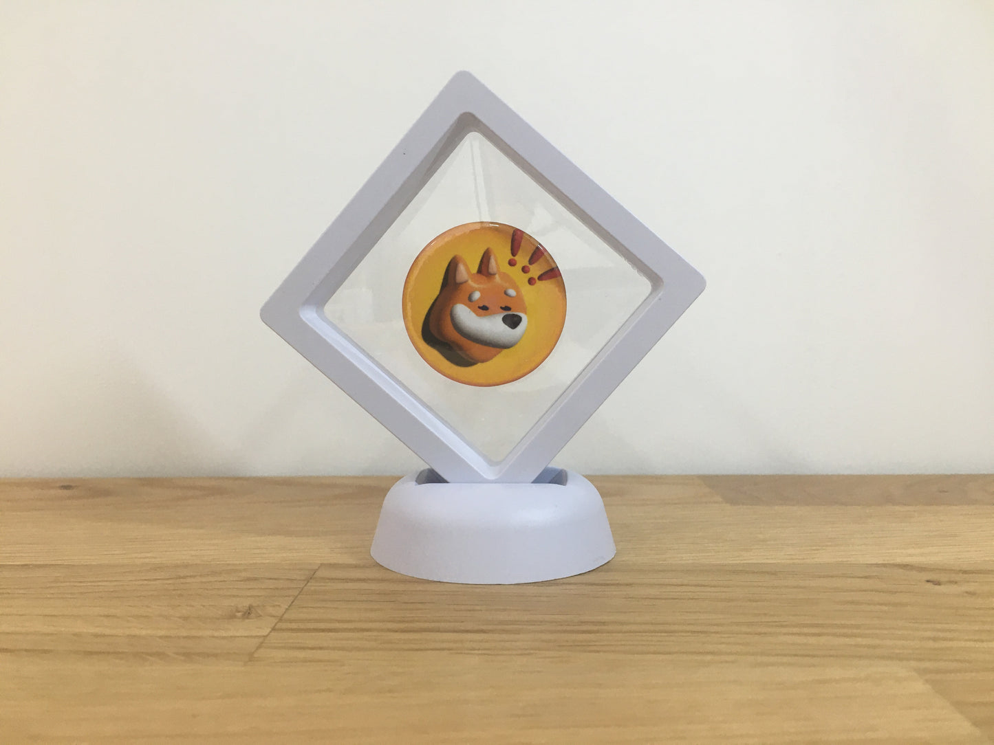 Expositor Bonk 3D com Moeda – Peça Decorativa para Setup Cripto