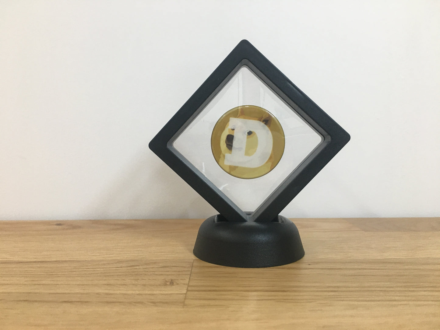 Expositor Doge 3D com Moeda – Peça Decorativa para Setup Cripto