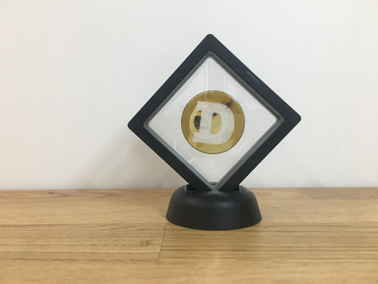 Expositor Doge 3D com Moeda – Peça Decorativa para Setup Cripto
