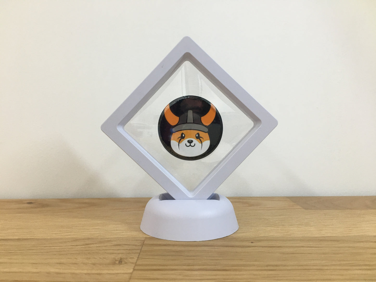 Expositor Floki 3D com Moeda – Peça Decorativa para Setup Cripto
