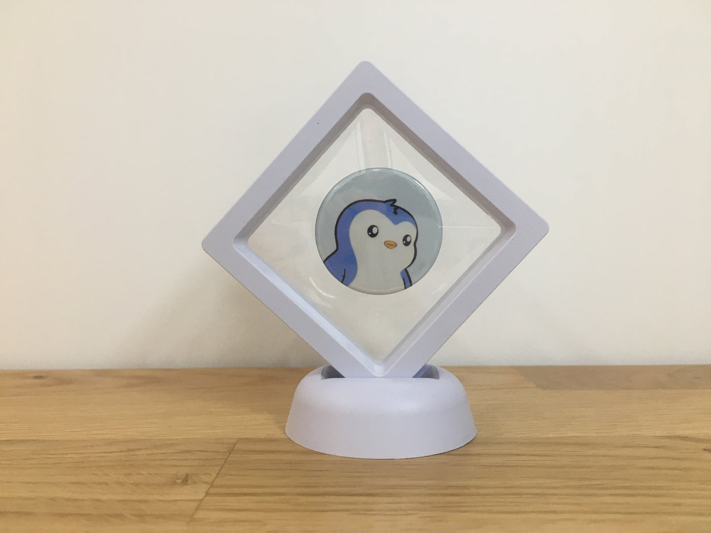Expositor Pengu 3D com Moeda – Peça Decorativa para Setup Cripto
