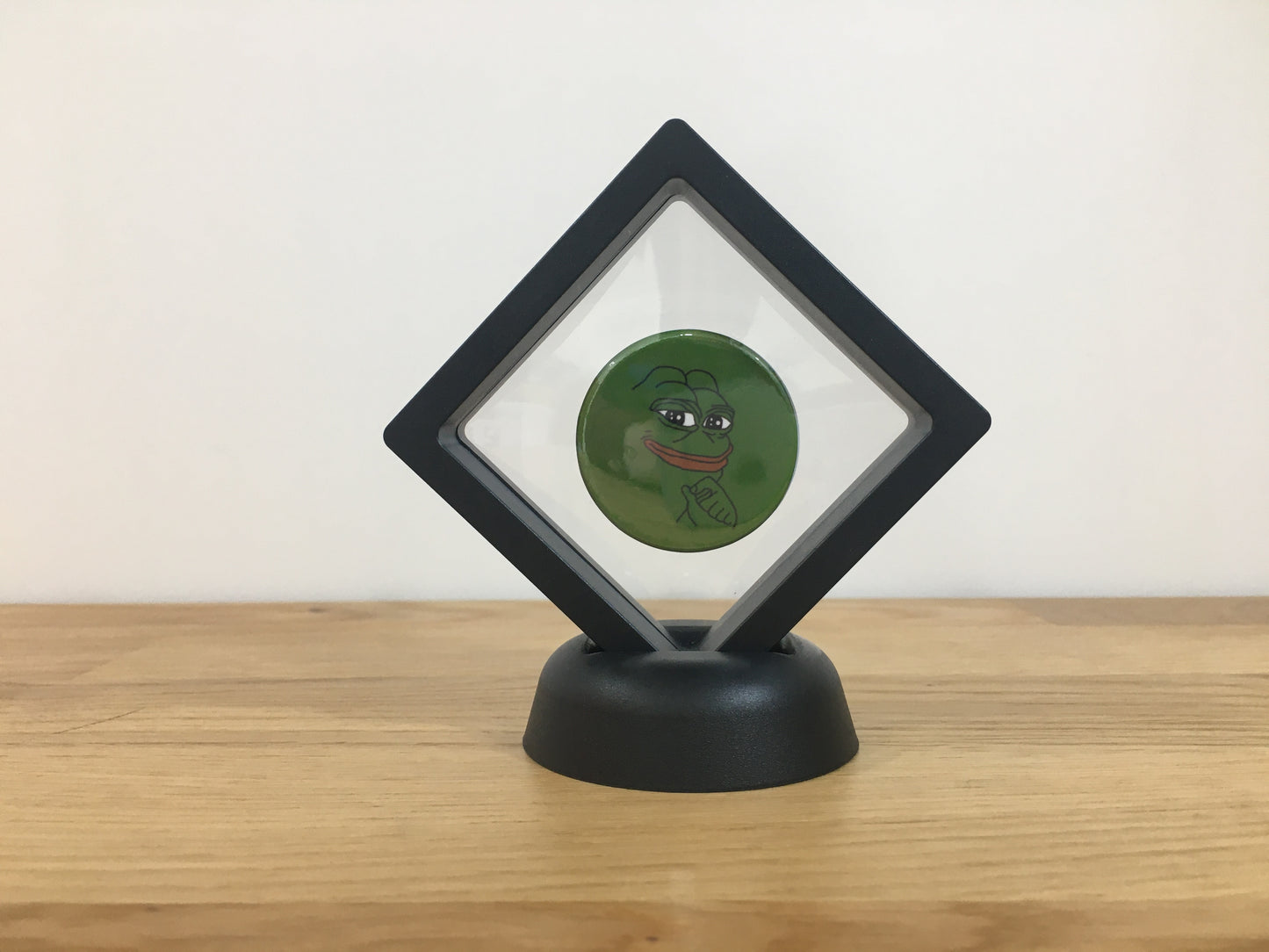 Expositor Pepe 3D com Moeda – Peça Decorativa para Setup Cripto