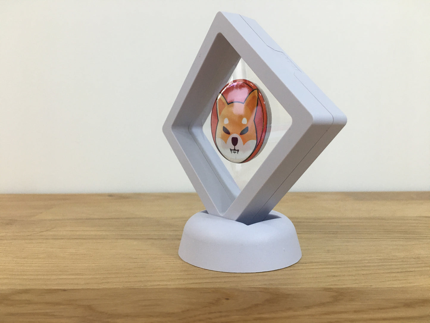 Expositor Shib 3D com Moeda – Peça Decorativa para Setup Cripto