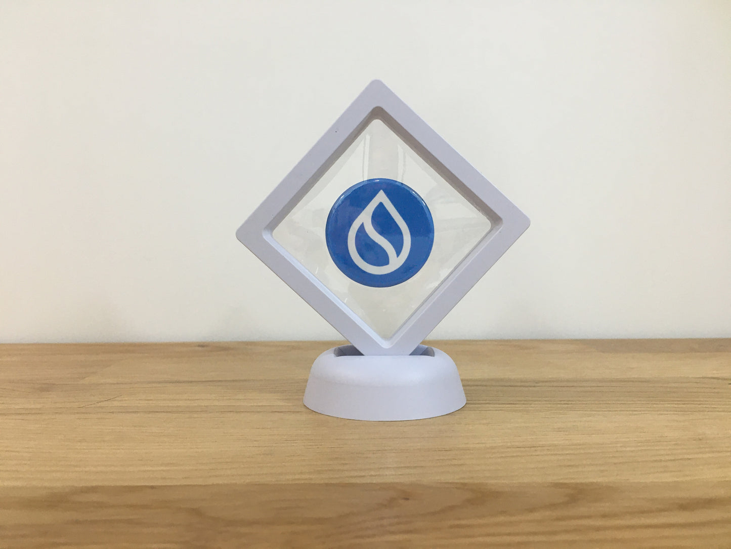 Expositor Sui 3D com Moeda – Peça Decorativa para Setup Cripto