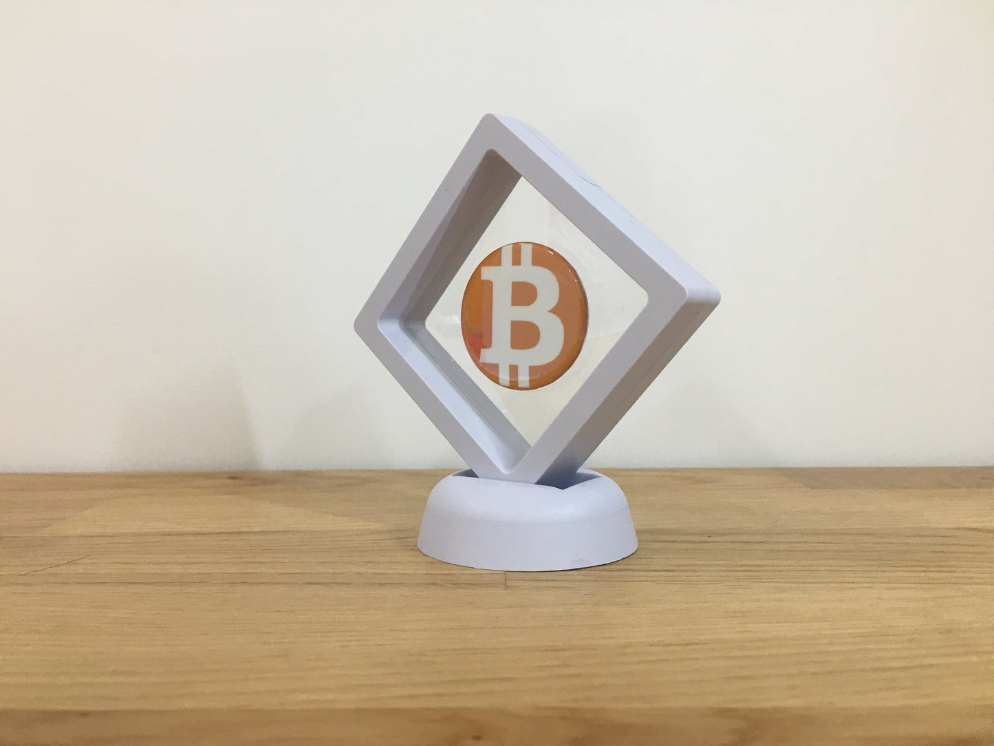 Expositor Bitcoin 3D com Moeda – Peça Decorativa para Setup Cripto