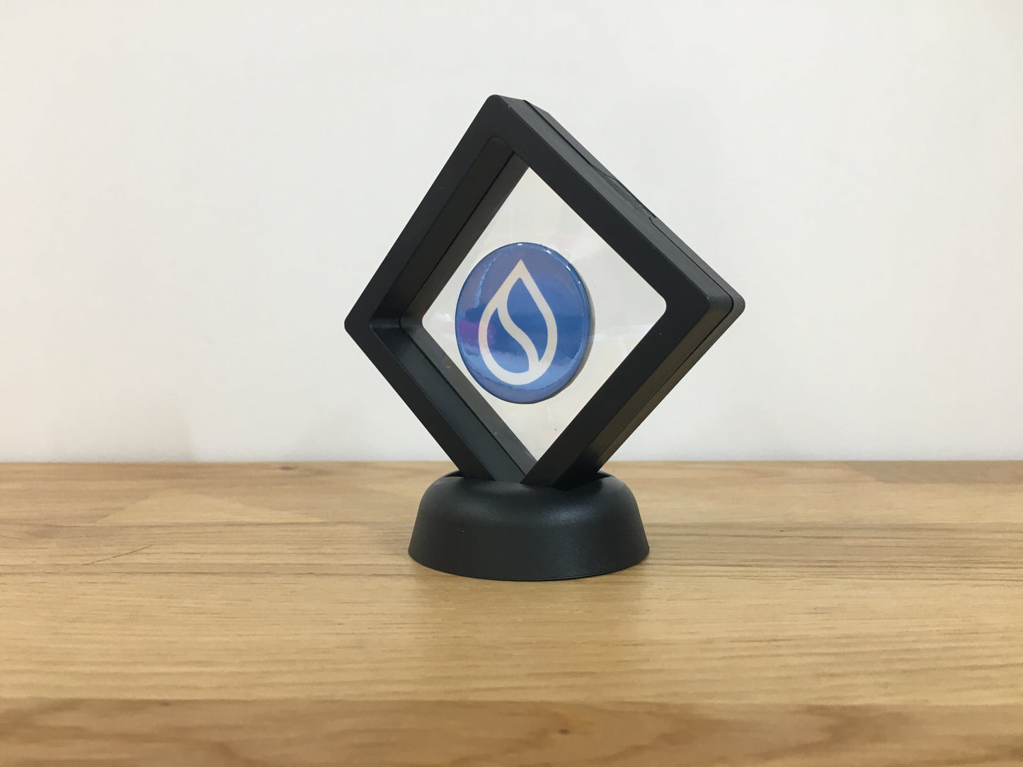 Expositor Sui 3D com Moeda – Peça Decorativa para Setup Cripto