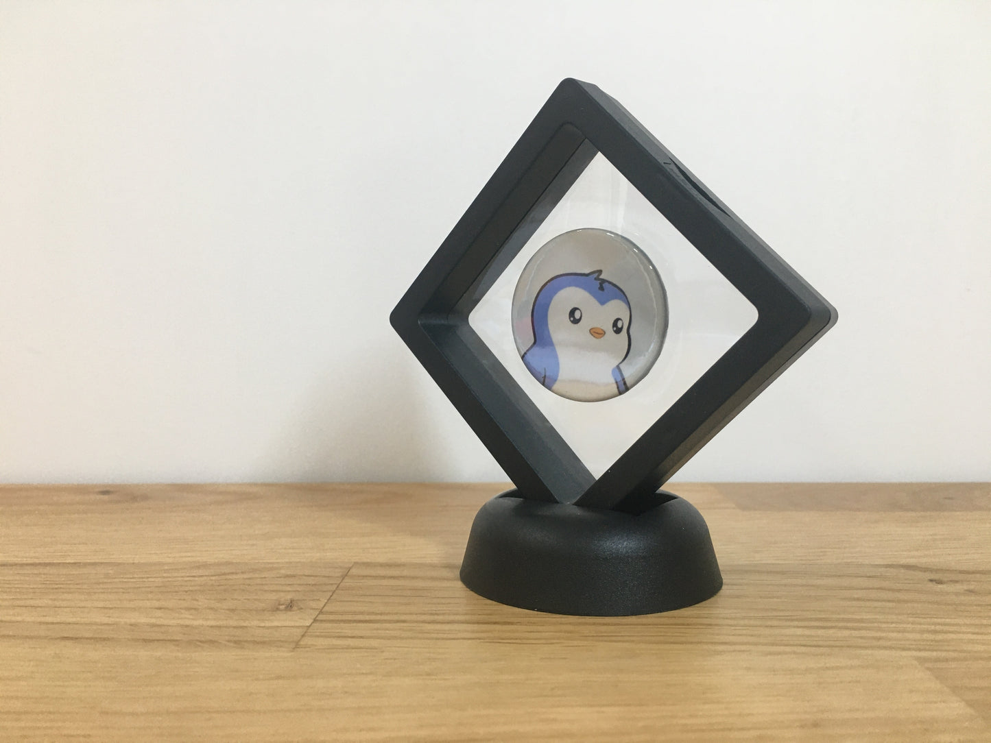 Expositor Pengu 3D com Moeda – Peça Decorativa para Setup Cripto