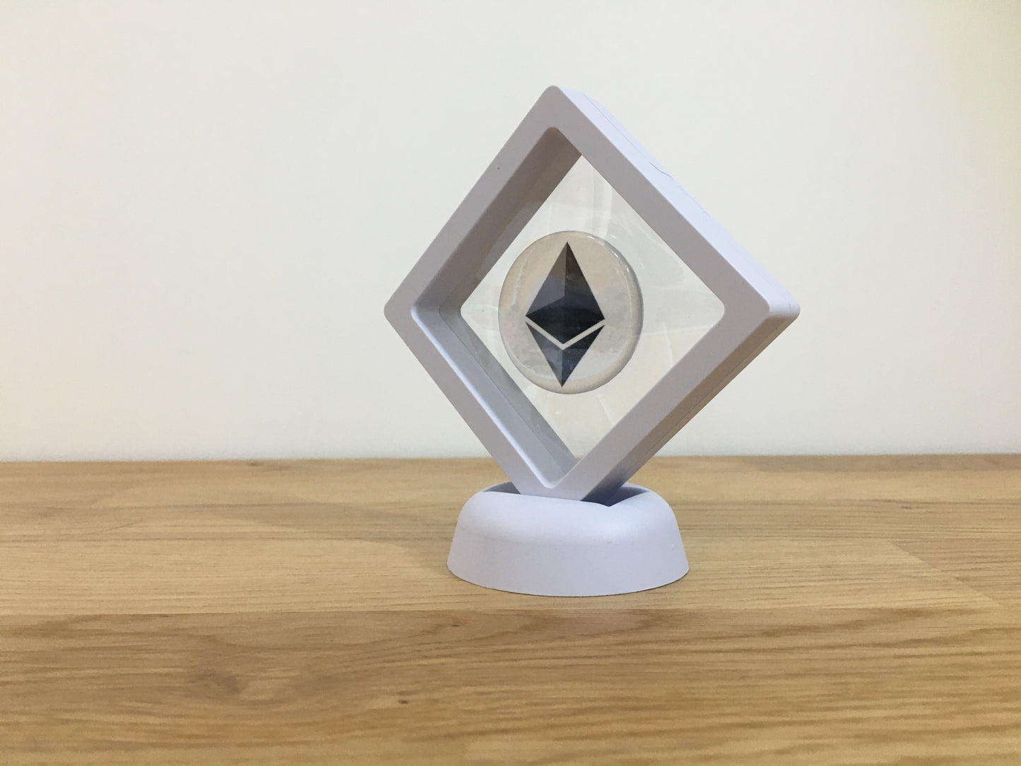 Expositor Ethereum 3D com Moeda – Peça Decorativa para Setup Cripto