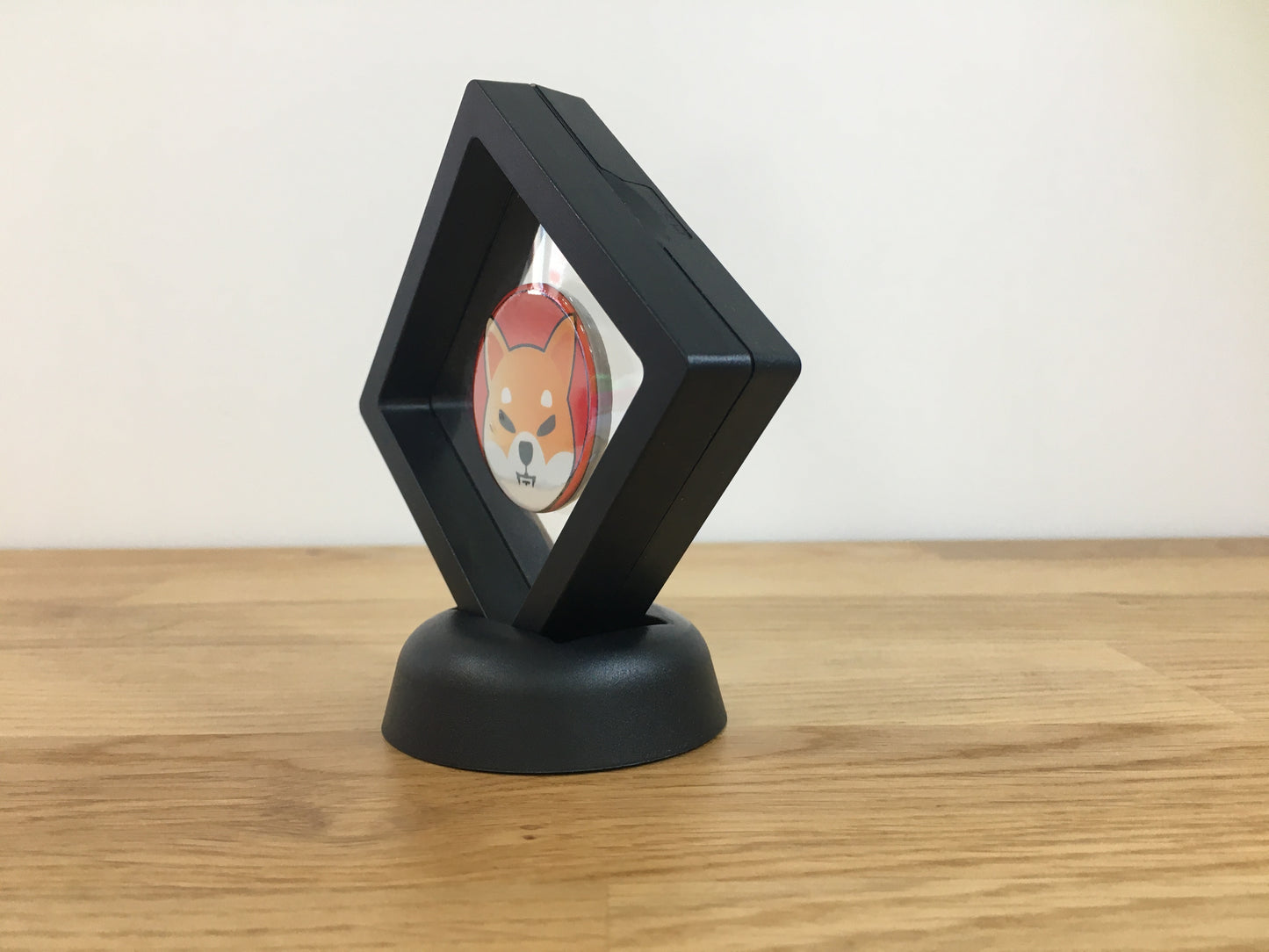 Expositor Shib 3D com Moeda – Peça Decorativa para Setup Cripto