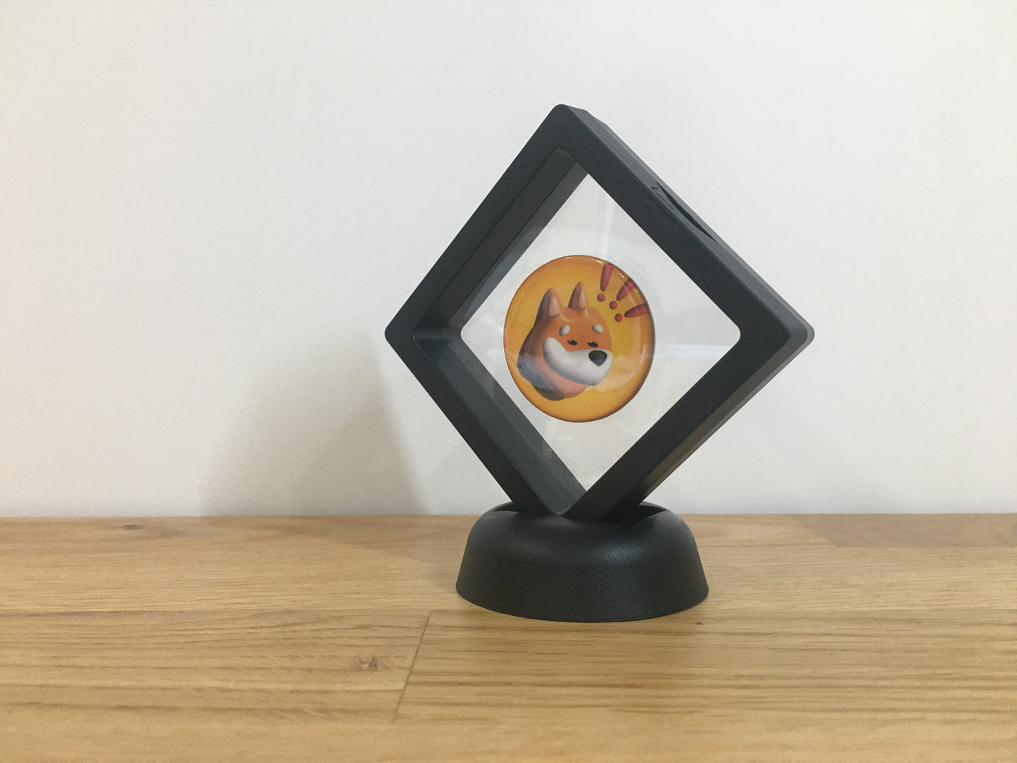 Expositor Bonk 3D com Moeda – Peça Decorativa para Setup Cripto
