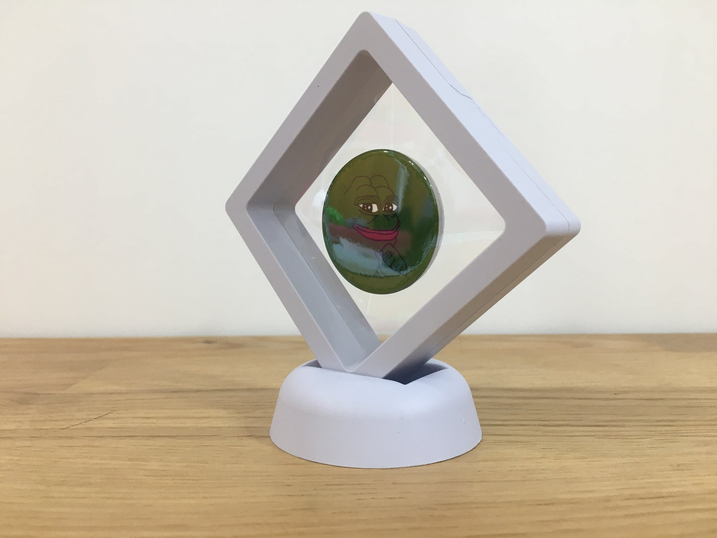 Expositor Pepe 3D com Moeda – Peça Decorativa para Setup Cripto