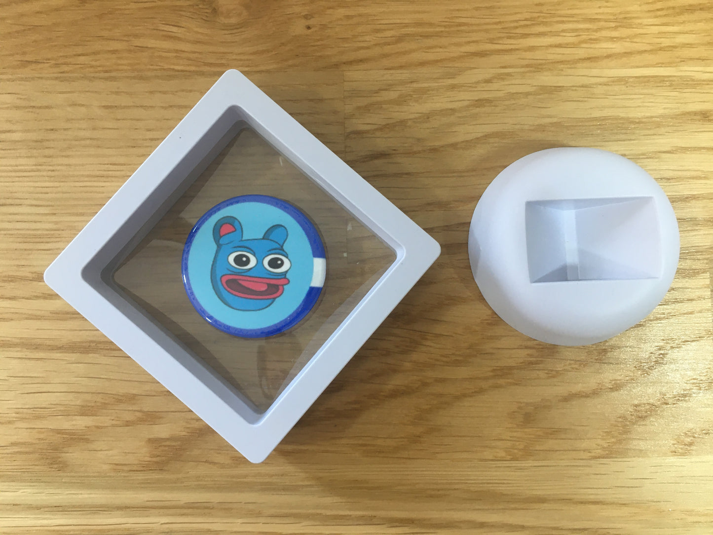 Expositor Brett 3D com Moeda – Peça Decorativa para Setup Cripto