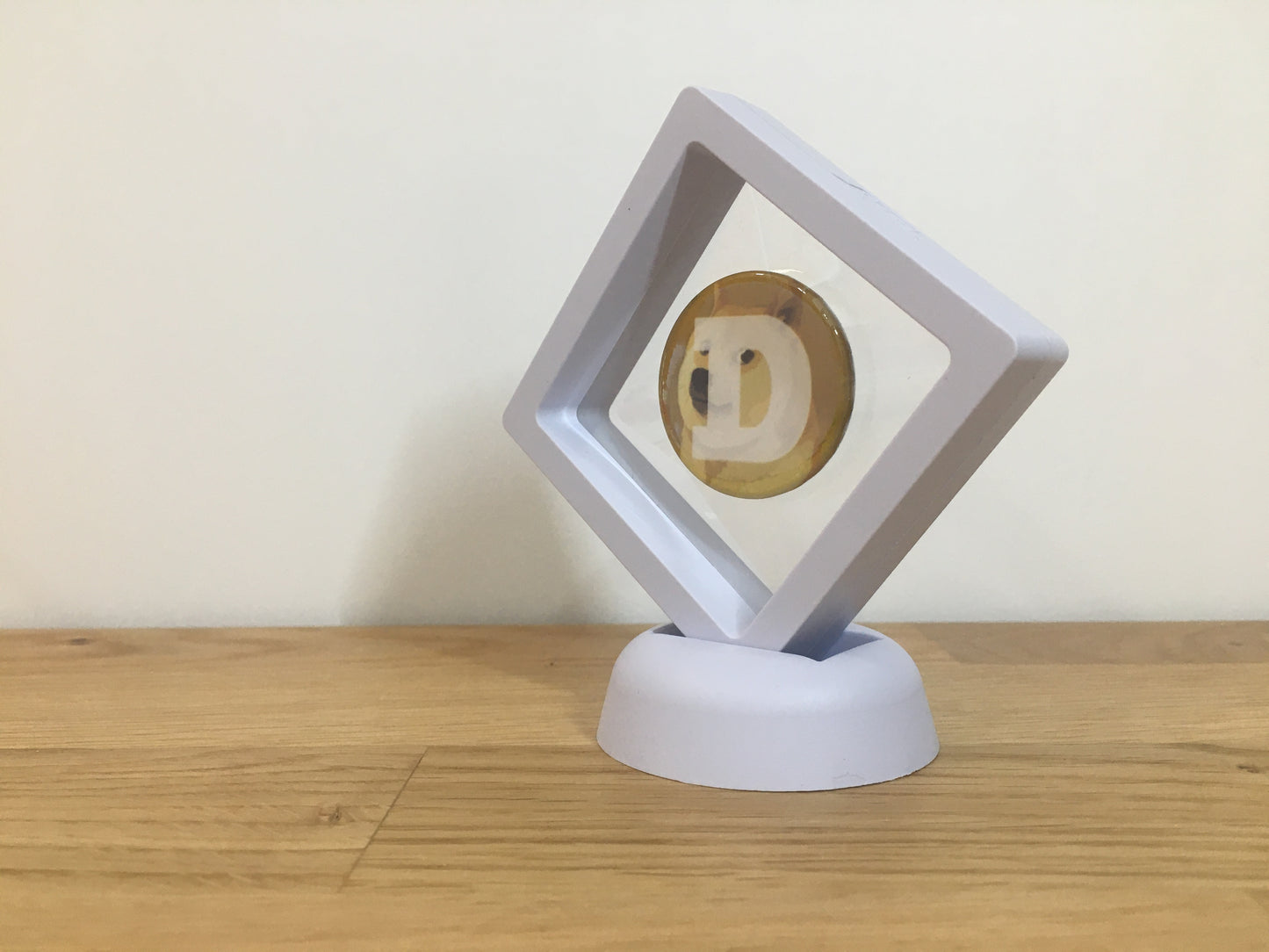 Expositor Doge 3D com Moeda – Peça Decorativa para Setup Cripto