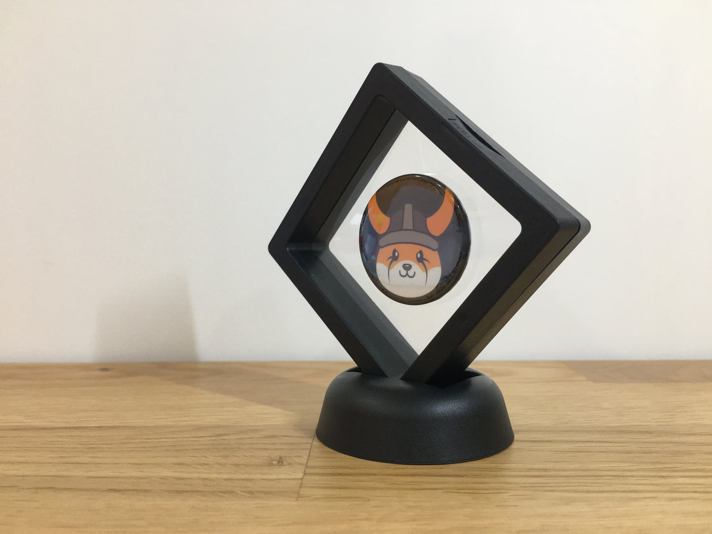 Expositor Floki 3D com Moeda – Peça Decorativa para Setup Cripto