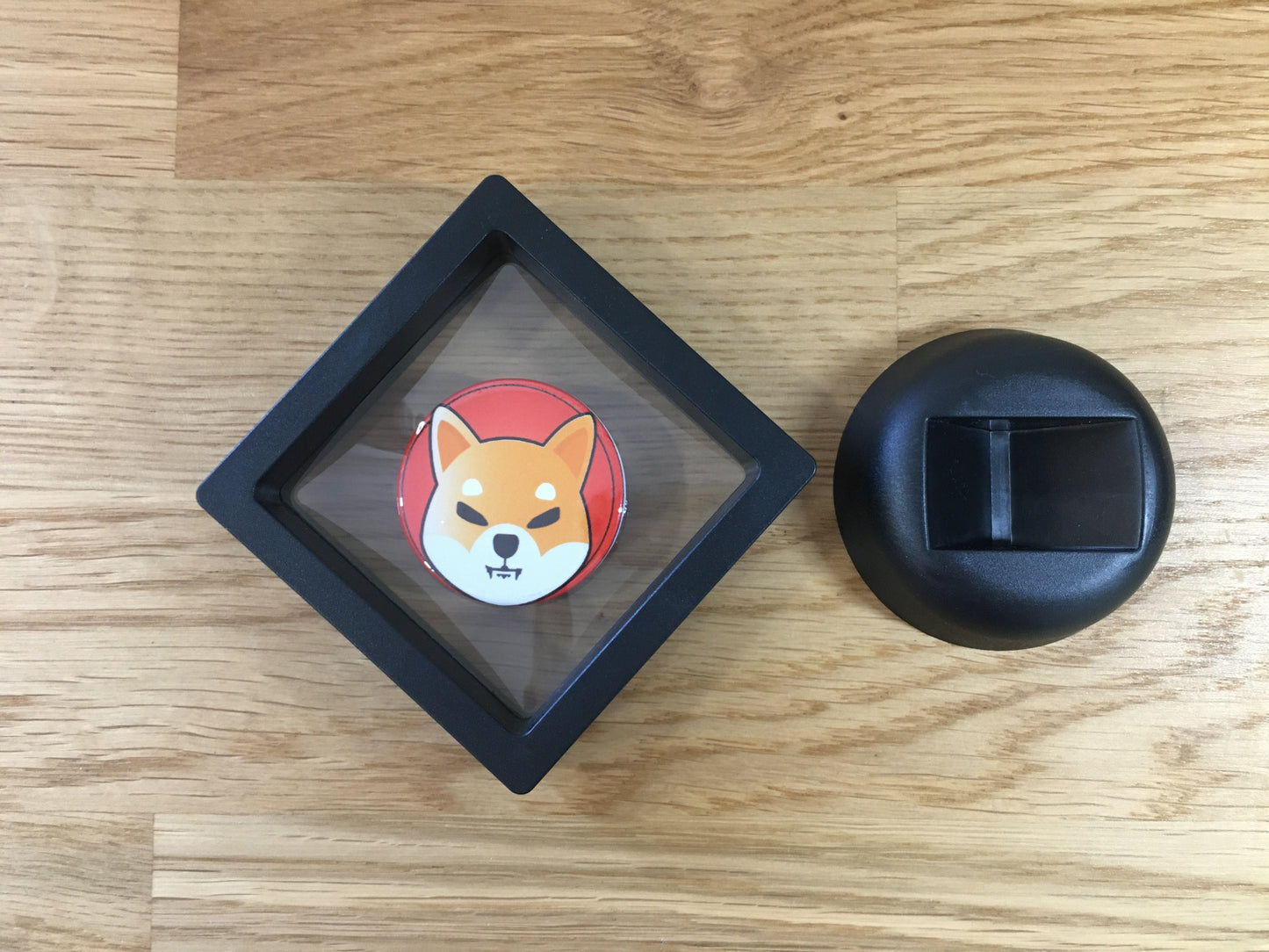 Expositor Shib 3D com Moeda – Peça Decorativa para Setup Cripto