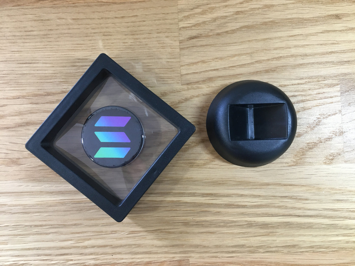 Expositor Solana 3D com Moeda – Peça Decorativa para Setup Cripto