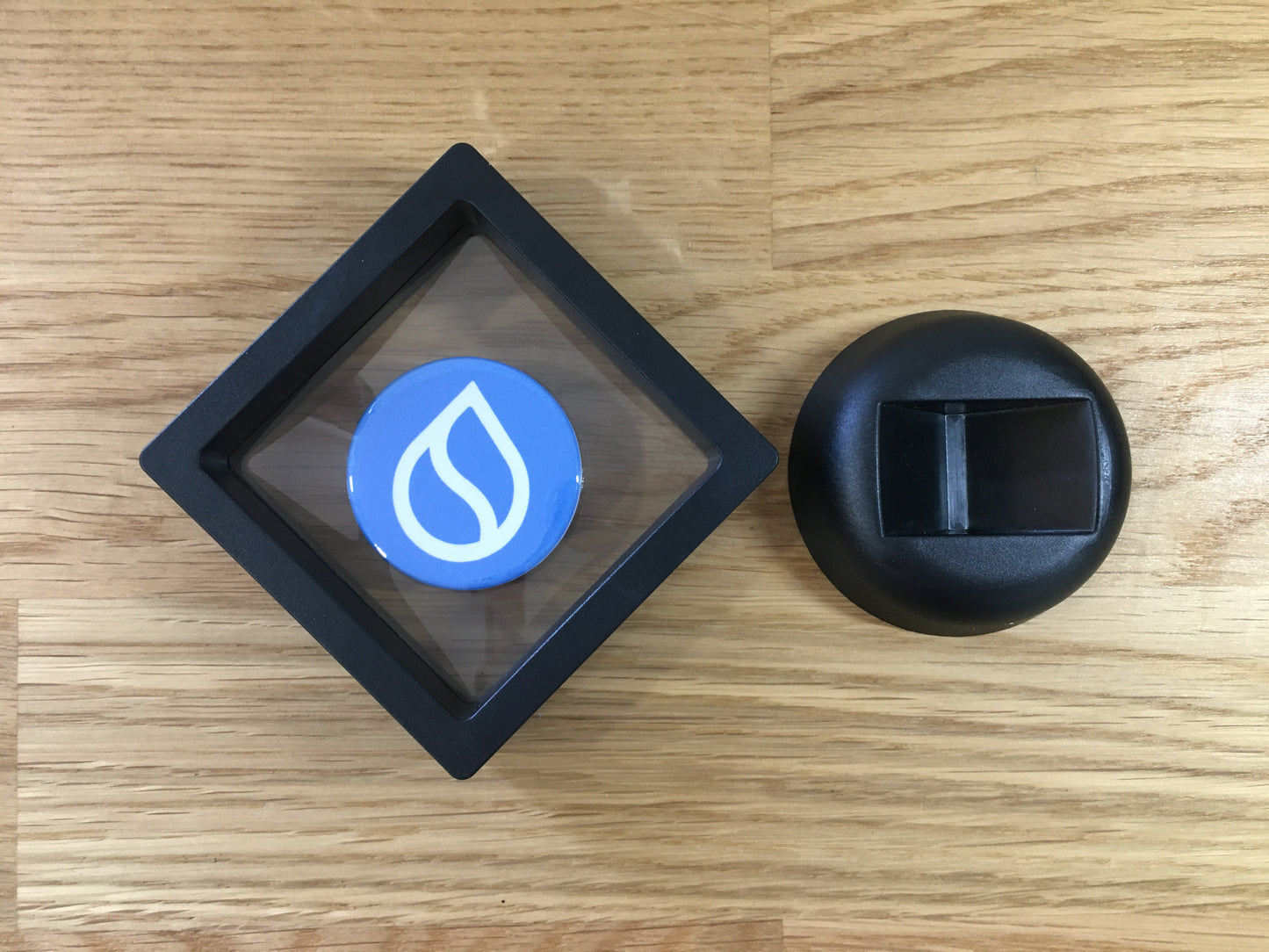 Expositor Sui 3D com Moeda – Peça Decorativa para Setup Cripto
