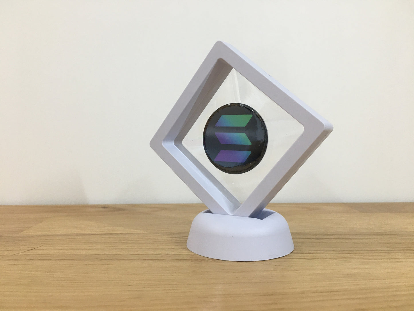 Expositor Solana 3D com Moeda – Peça Decorativa para Setup Cripto