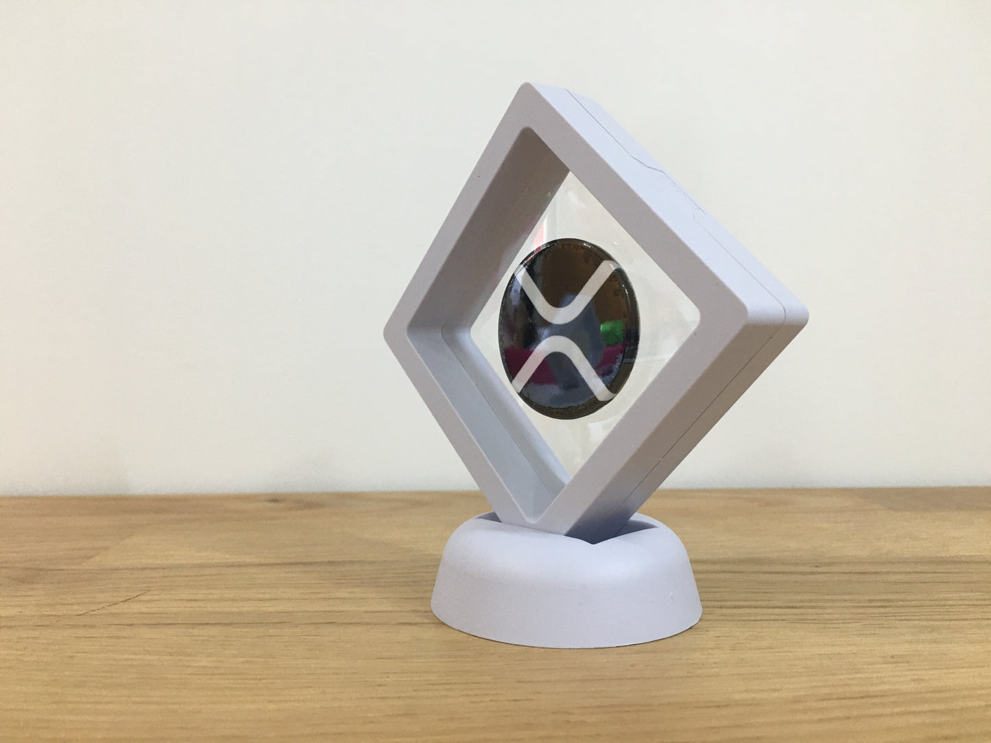 Expositor XRP 3D com Moeda – Peça Decorativa para Setup Cripto