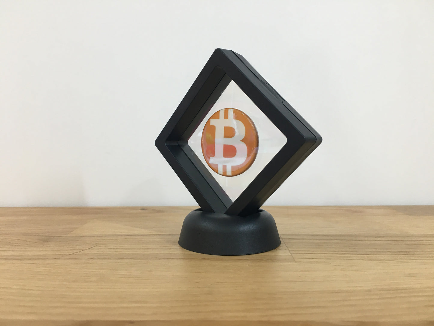 Expositor Bitcoin 3D com Moeda – Peça Decorativa para Setup Cripto