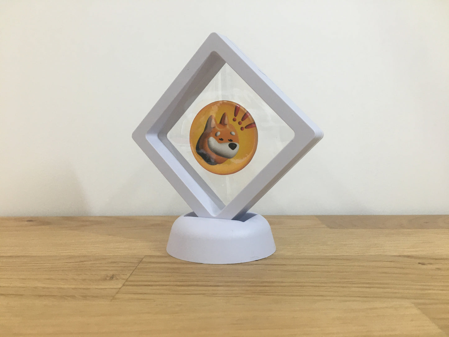 Expositor Bonk 3D com Moeda – Peça Decorativa para Setup Cripto