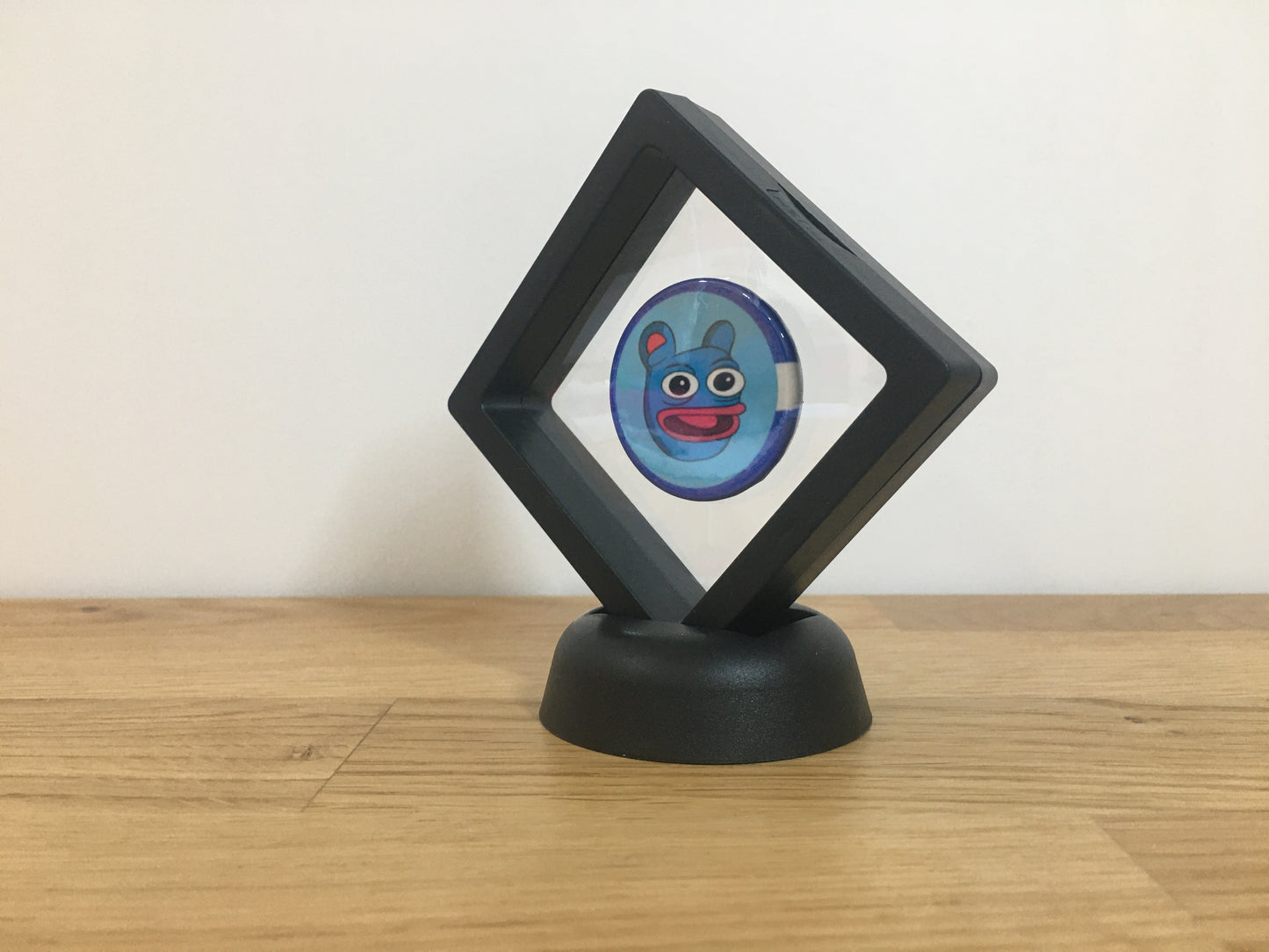 Expositor Brett 3D com Moeda – Peça Decorativa para Setup Cripto