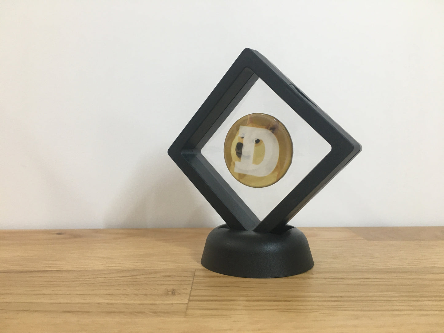 Expositor Doge 3D com Moeda – Peça Decorativa para Setup Cripto