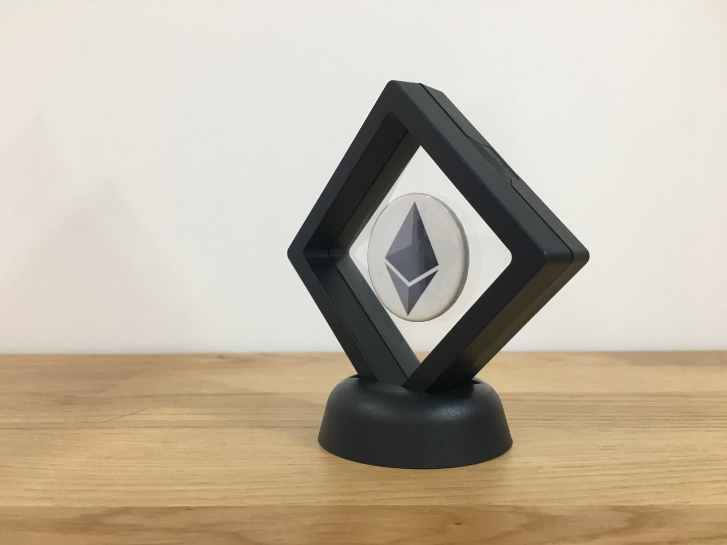 Expositor Ethereum 3D com Moeda – Peça Decorativa para Setup Cripto