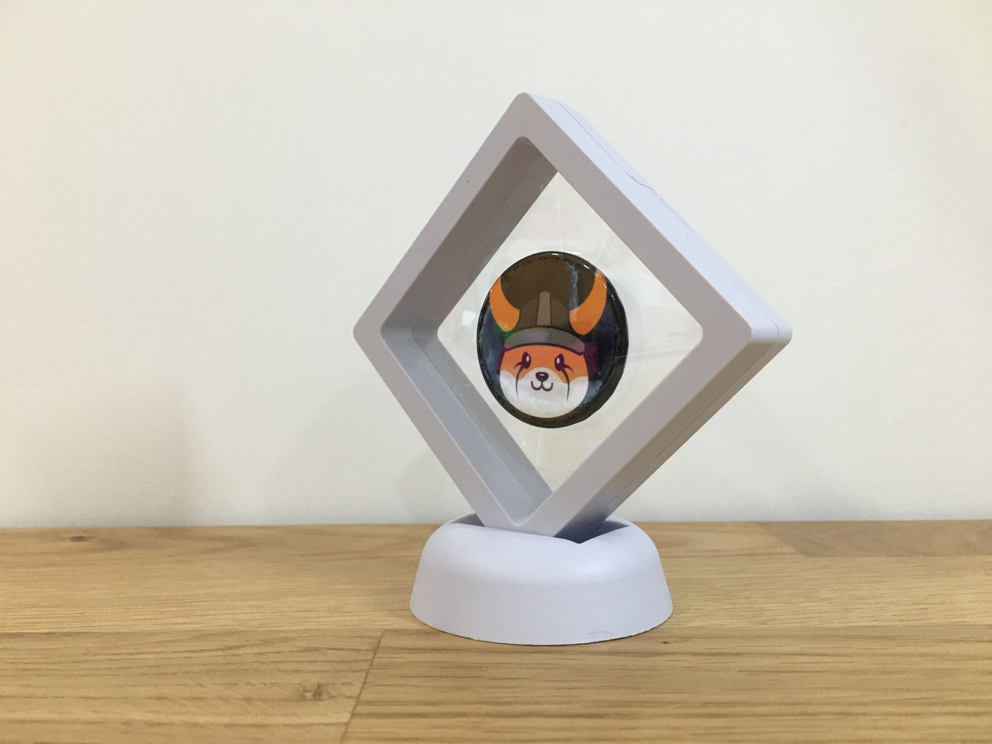 Expositor Floki 3D com Moeda – Peça Decorativa para Setup Cripto
