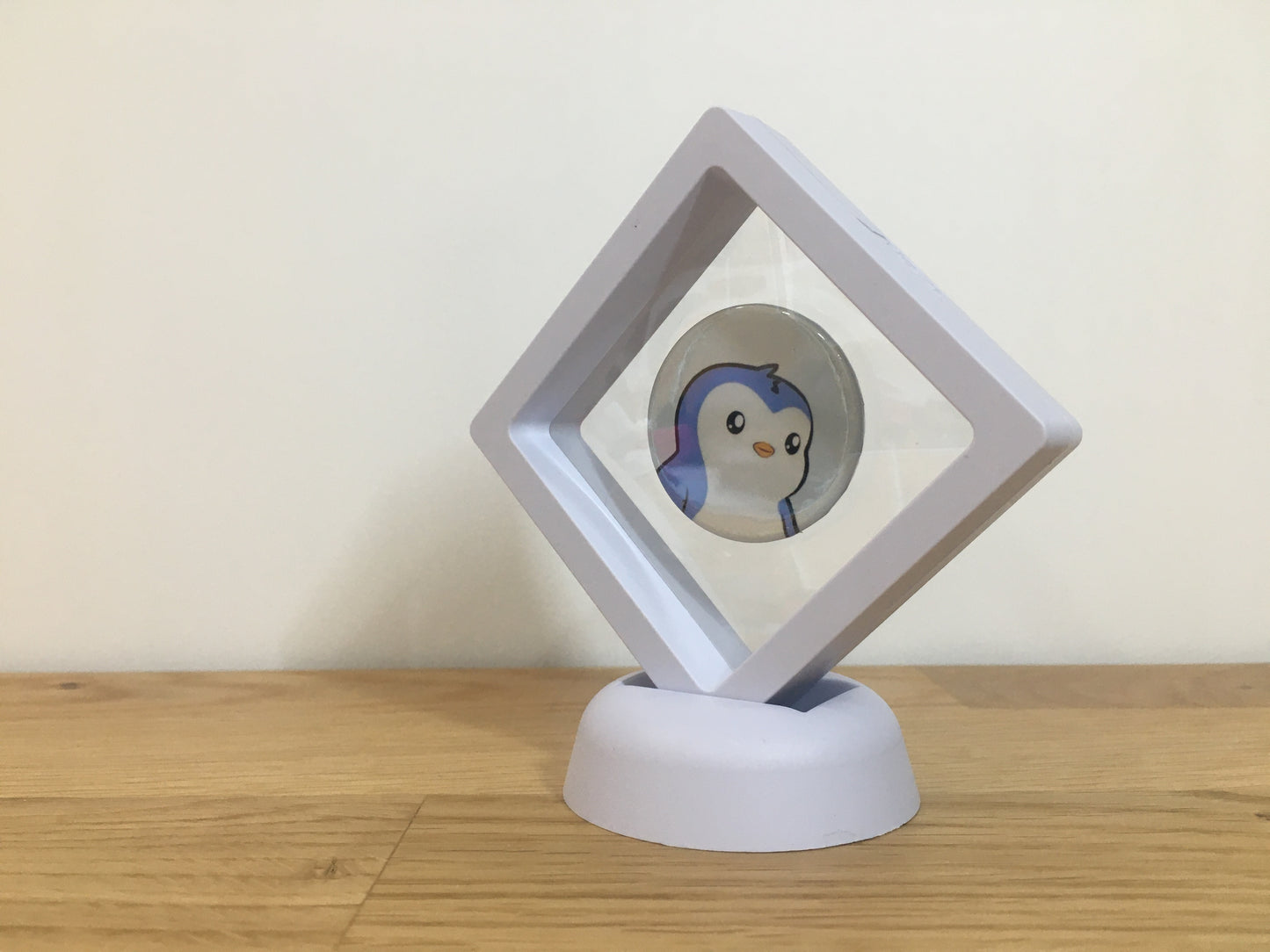 Expositor Pengu 3D com Moeda – Peça Decorativa para Setup Cripto