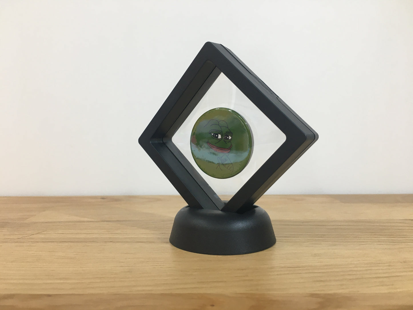 Expositor Pepe 3D com Moeda – Peça Decorativa para Setup Cripto