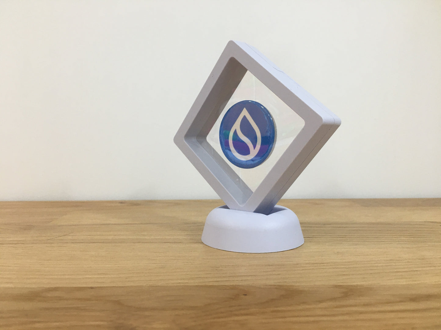 Expositor Sui 3D com Moeda – Peça Decorativa para Setup Cripto
